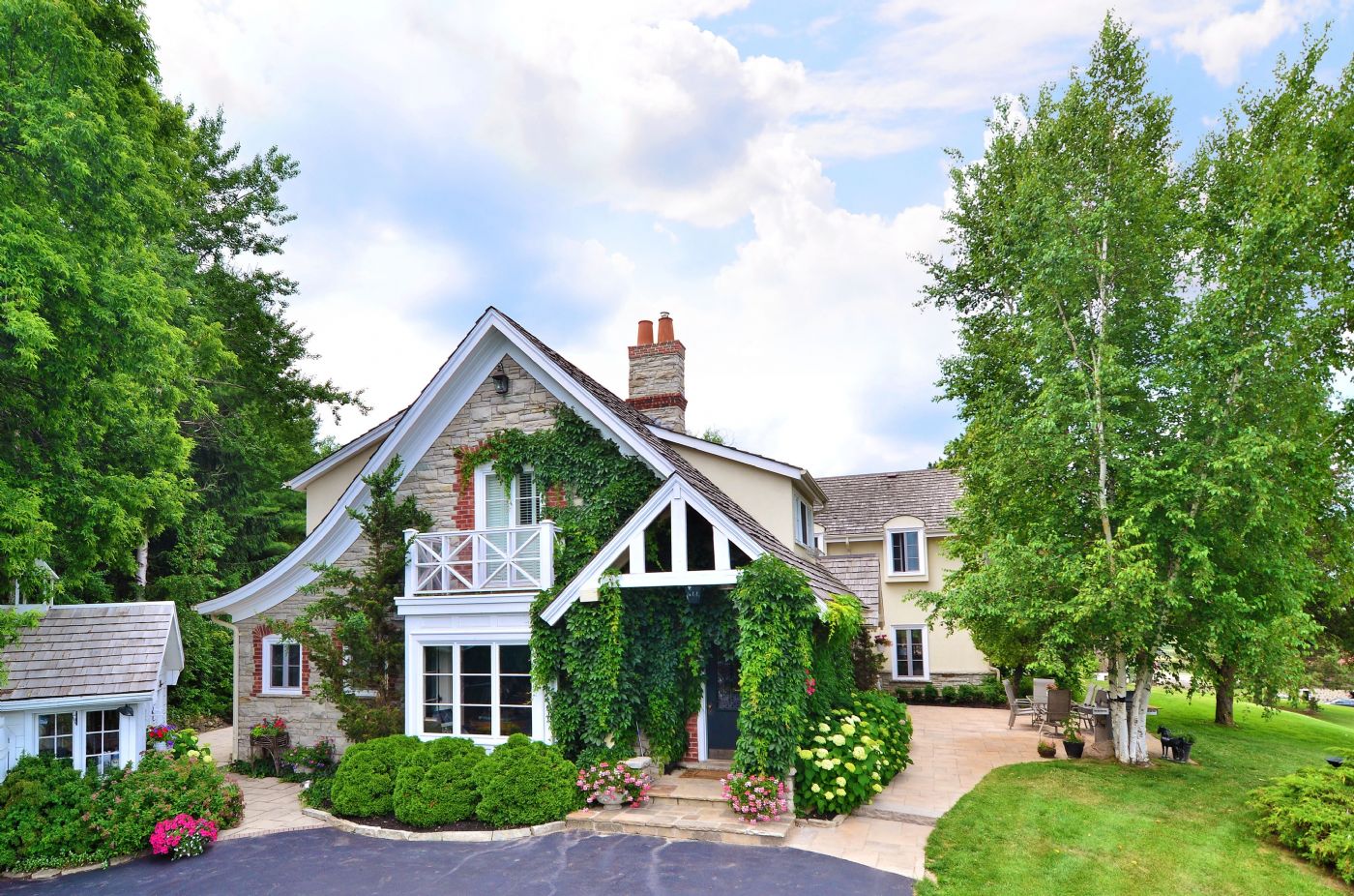 Luxury real estate and Country Homes for sale including horse farms and property in the Caledon and King City areas near Toronto