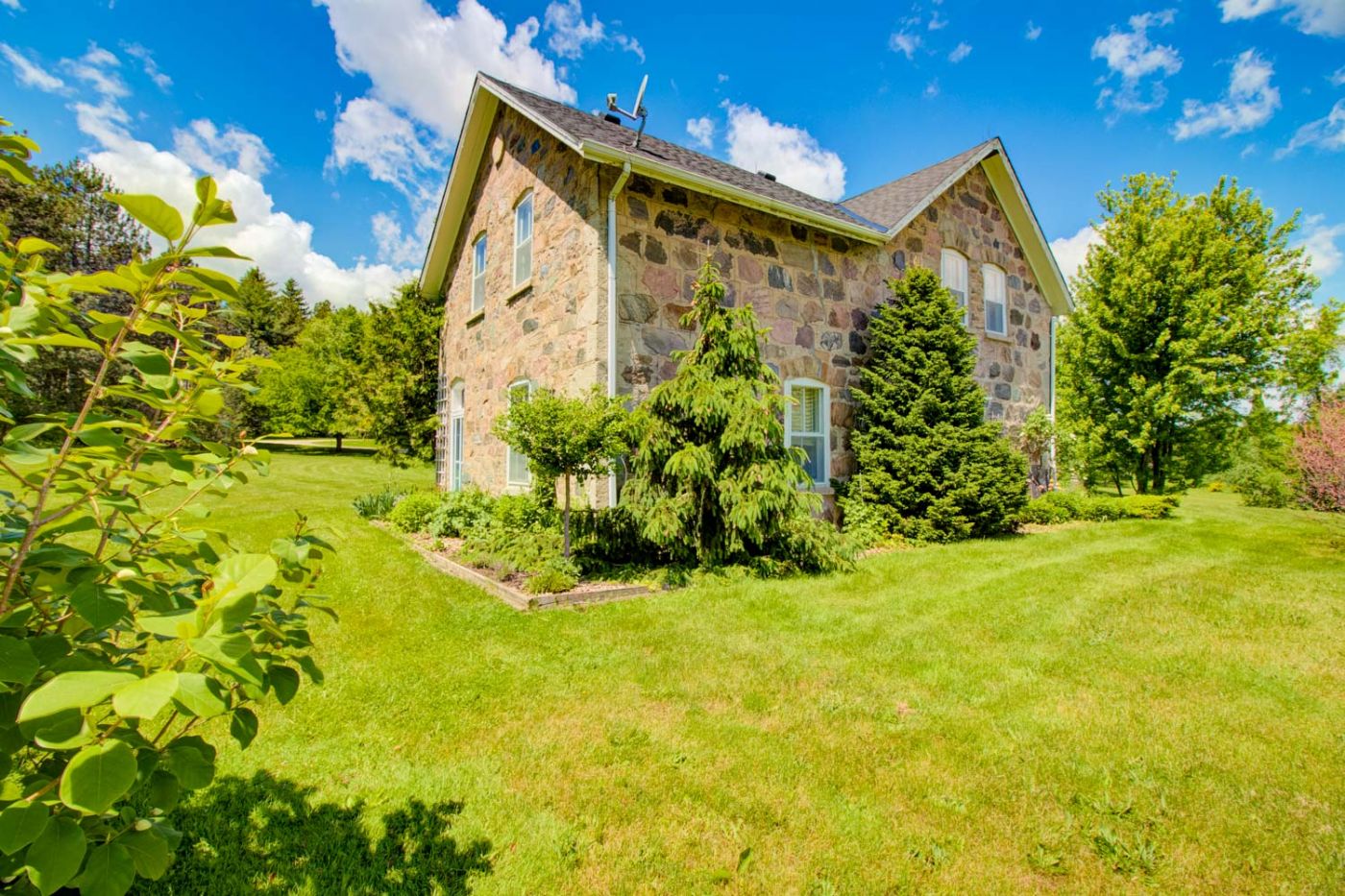Luxury real estate and Country Homes for sale including horse farms and property in the Caledon and King City areas near Toronto