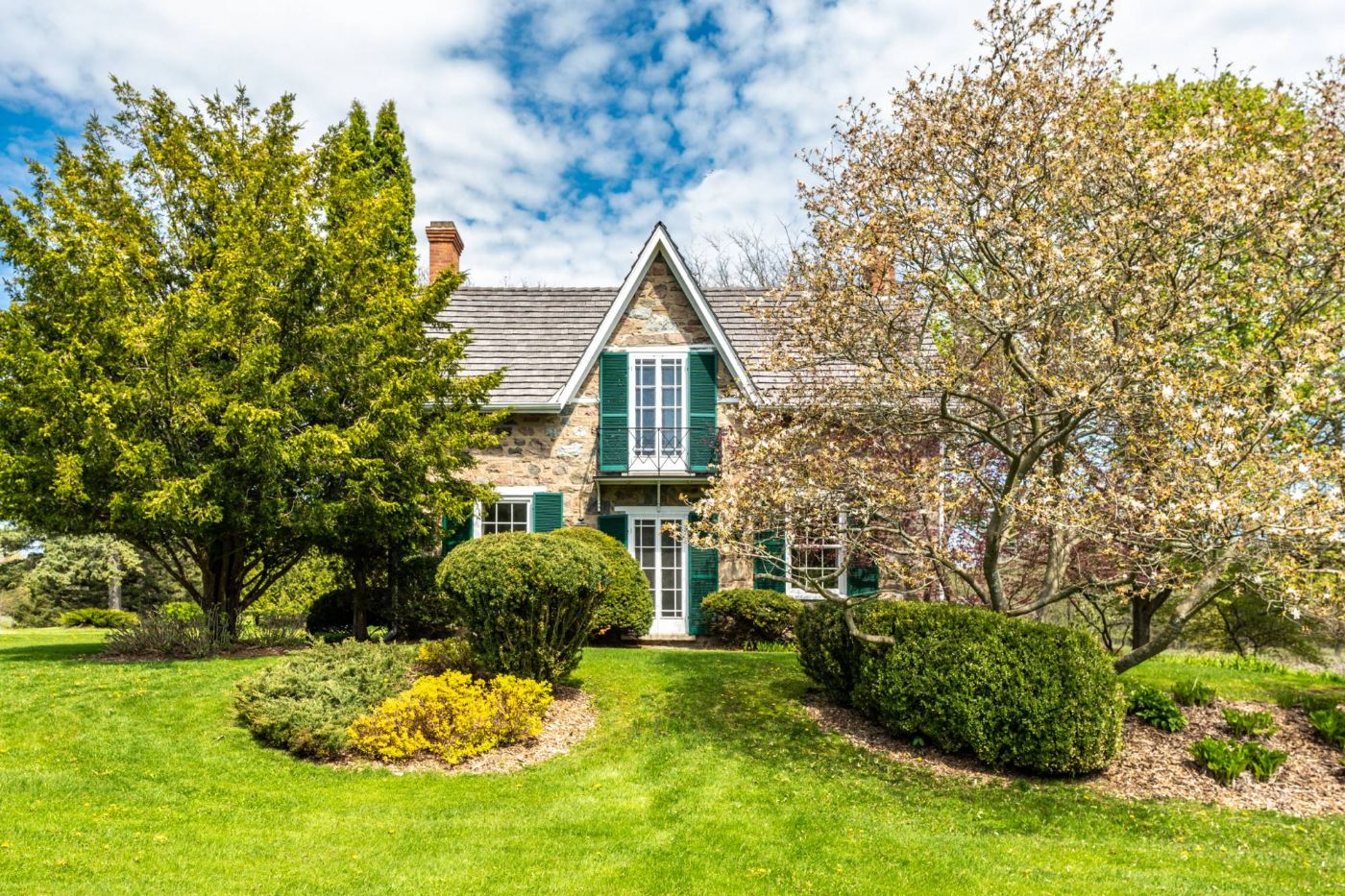 Luxury real estate and Country Homes for sale including horse farms and property in the Caledon and King City areas near Toronto