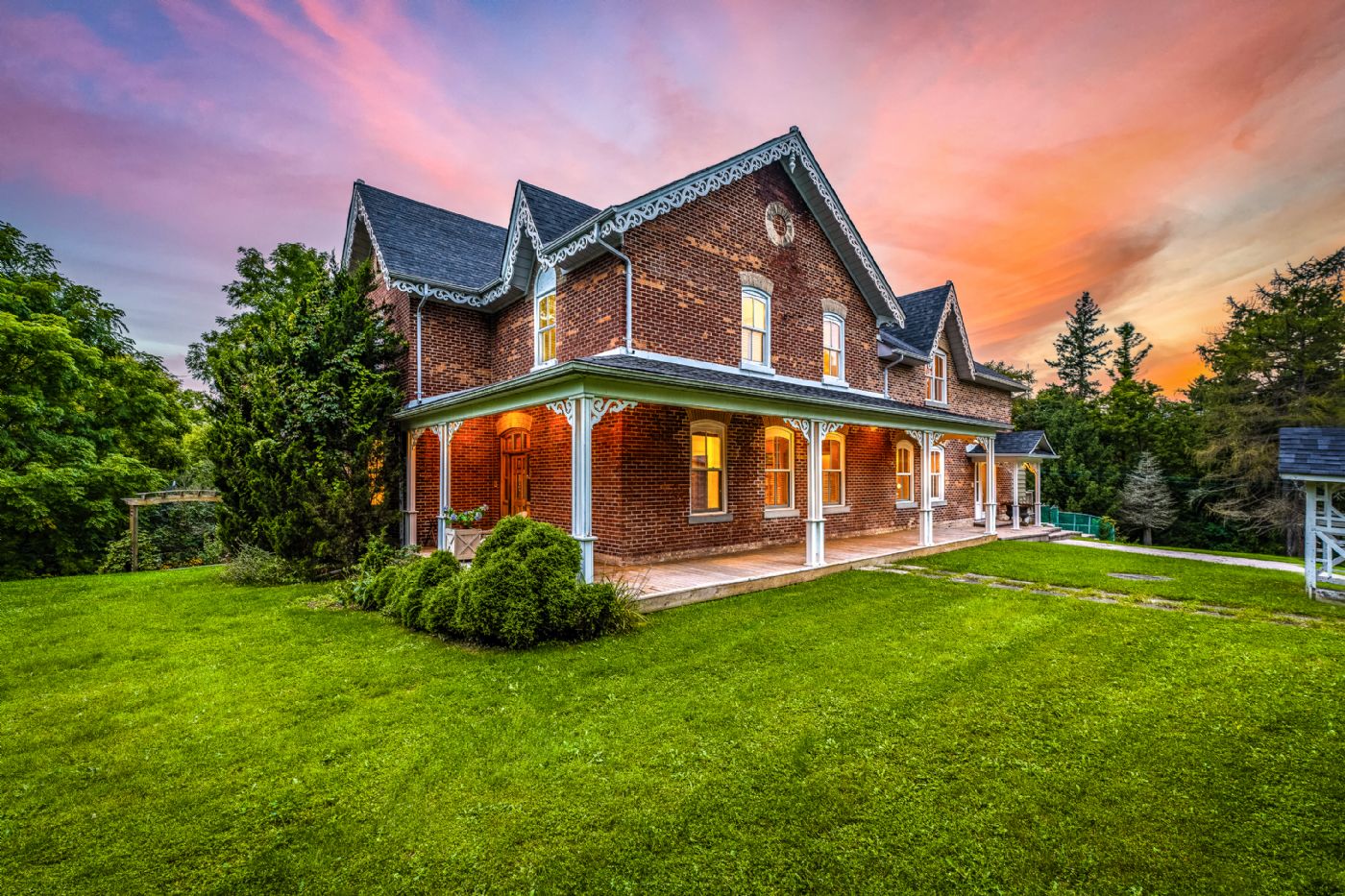 Luxury real estate and Country Homes for sale including horse farms and property in the Caledon and King City areas near Toronto