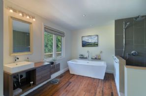 Master Bathroom - Country homes for sale and luxury real estate including horse farms and property in the Caledon and King City areas near Toronto