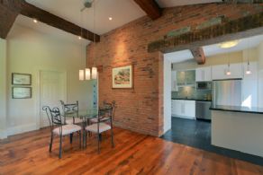 Kitchen & Breakfast Area - Country homes for sale and luxury real estate including horse farms and property in the Caledon and King City areas near Toronto