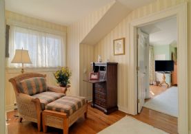 Master Bedroom Sitting Area - Country homes for sale and luxury real estate including horse farms and property in the Caledon and King City areas near Toronto