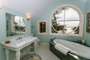 Master Ensuite - Country homes for sale and luxury real estate including horse farms and property in the Caledon and King City areas near Toronto