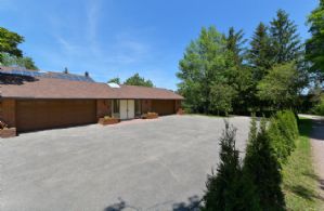 Well Landscaped Property - Country homes for sale and luxury real estate including horse farms and property in the Caledon and King City areas near Toronto