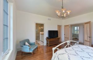 Modern Built Classic, Mono, Ontario, Canada - Country homes for sale and luxury real estate including horse farms and property in the Caledon and King City areas near Toronto