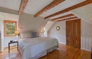 Master Suite with Walk-in Closet, Ensuite Bath & Sitting Area - Country homes for sale and luxury real estate including horse farms and property in the Caledon and King City areas near Toronto