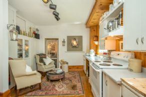 Country Kitchen - Country homes for sale and luxury real estate including horse farms and property in the Caledon and King City areas near Toronto