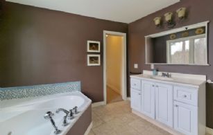 House 2: Bathroom - Country homes for sale and luxury real estate including horse farms and property in the Caledon and King City areas near Toronto