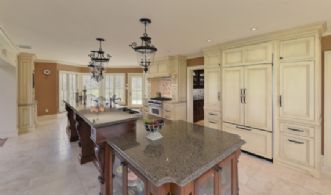 Kitchen Centre Island - Country homes for sale and luxury real estate including horse farms and property in the Caledon and King City areas near Toronto