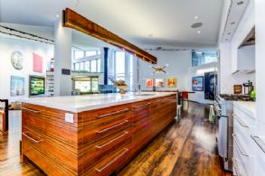 Kitchen Centre Island - Country homes for sale and luxury real estate including horse farms and property in the Caledon and King City areas near Toronto