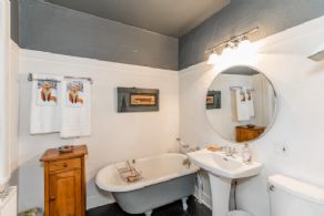 Bathroom - Country homes for sale and luxury real estate including horse farms and property in the Caledon and King City areas near Toronto