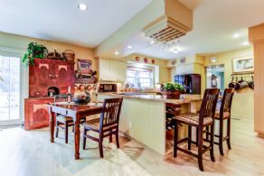 Eat-in Kitchen - Country homes for sale and luxury real estate including horse farms and property in the Caledon and King City areas near Toronto