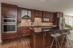 Eat-in Kitchen - Country homes for sale and luxury real estate including horse farms and property in the Caledon and King City areas near Toronto