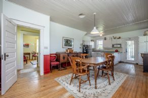 Eat-in Kitchen - Country homes for sale and luxury real estate including horse farms and property in the Caledon and King City areas near Toronto
