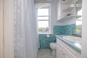 Bathroom 2 - Country homes for sale and luxury real estate including horse farms and property in the Caledon and King City areas near Toronto
