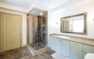 Bathroom - Country homes for sale and luxury real estate including horse farms and property in the Caledon and King City areas near Toronto