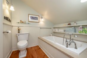 Bathroom - Country homes for sale and luxury real estate including horse farms and property in the Caledon and King City areas near Toronto