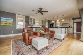 Kitchen seating/breakfast area - Country homes for sale and luxury real estate including horse farms and property in the Caledon and King City areas near Toronto