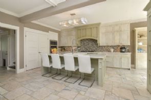 Large Eat-in Kitchen - Country homes for sale and luxury real estate including horse farms and property in the Caledon and King City areas near Toronto
