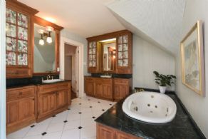 Main Bedroom with 5-piece Underfloor Heated En Suite - Country homes for sale and luxury real estate including horse farms and property in the Caledon and King City areas near Toronto