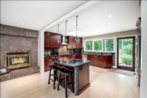 Eat-in Kitchen - Country homes for sale and luxury real estate including horse farms and property in the Caledon and King City areas near Toronto