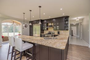 Eat-in Kitchen - Country homes for sale and luxury real estate including horse farms and property in the Caledon and King City areas near Toronto