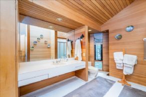 Main Bathroom - Country homes for sale and luxury real estate including horse farms and property in the Caledon and King City areas near Toronto