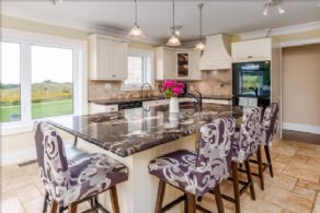 Large centre island - Country homes for sale and luxury real estate including horse farms and property in the Caledon and King City areas near Toronto