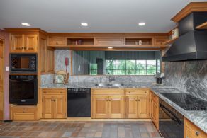 Kitchen - Country homes for sale and luxury real estate including horse farms and property in the Caledon and King City areas near Toronto