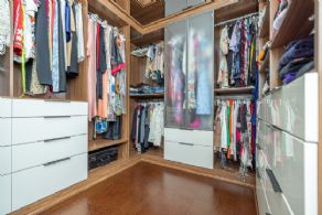 Dressing Room - Country homes for sale and luxury real estate including horse farms and property in the Caledon and King City areas near Toronto