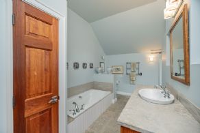 Three Piece En Suite - Country homes for sale and luxury real estate including horse farms and property in the Caledon and King City areas near Toronto