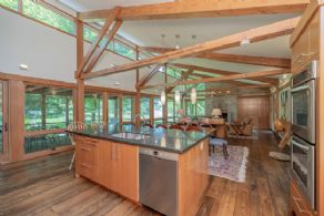 Kitchen centre island - Country homes for sale and luxury real estate including horse farms and property in the Caledon and King City areas near Toronto