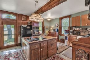 Country Kitchen - Country homes for sale and luxury real estate including horse farms and property in the Caledon and King City areas near Toronto