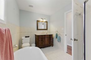 5-piece Bathroom - Country homes for sale and luxury real estate including horse farms and property in the Caledon and King City areas near Toronto