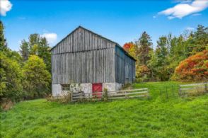 Caledon Log Cabin, Ontario - Country homes for sale and luxury real estate including horse farms and property in the Caledon and King City areas near Toronto