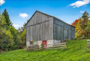 Caledon Log Cabin, Ontario - Country homes for sale and luxury real estate including horse farms and property in the Caledon and King City areas near Toronto
